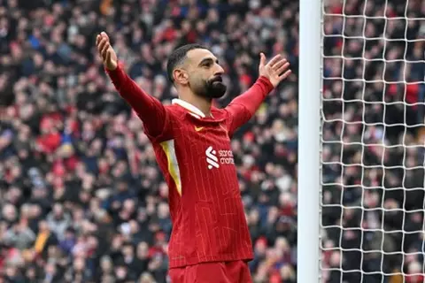 لاعب أرسنال السابق: محمد صلاح يستحق حصد الكرة الذهبية